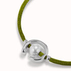 Pulsera de hilo verde oscuro con perla shell fornitura ba&ntilde;ada en plata de ley